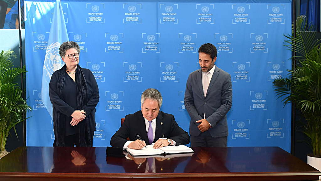 Le ministre kirghize des Affaires étrangères, Zheenbek Kulubaev, signe le Traité sur l'interdiction des armes nucléaires lors de la Cérémonie des traités de 2025 organisée aux Nations Unies.